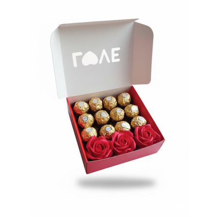 Подарунок для жінки на LOVE з цукерками Ferrero та мильними трояндами 15х15см